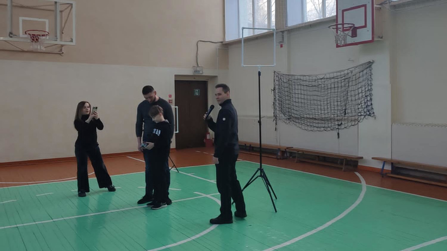 В Кирове росгвардеец в рамках игры «Зарница 2.0» рассказал подшефным о специальности штурмовика