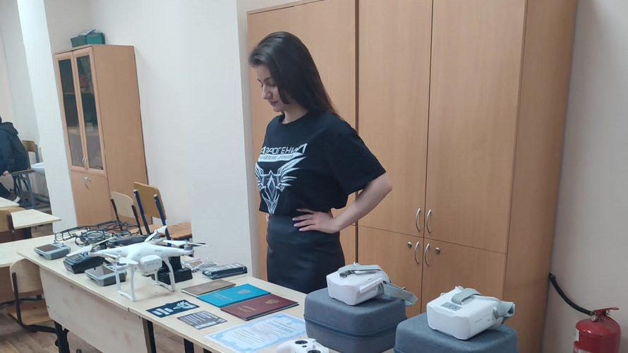 В Кирове росгвардеец в рамках игры «Зарница 2.0» рассказал подшефным о специальности штурмовика