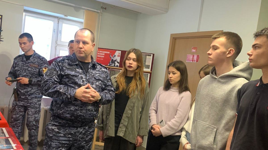 В Кирове росгвардейцы провели для лицеистов урок мужества, посвященный Сталинградской битве