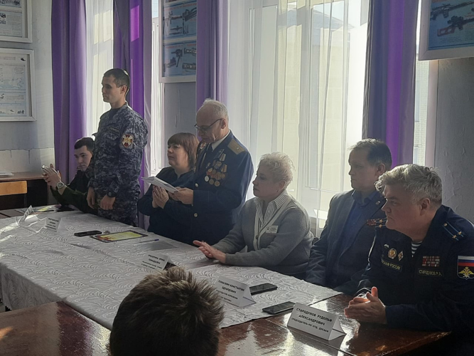 В Кирове росгвардеец принял участие в работе круглого стола, посвященного поступлению на службу в силовые структуры