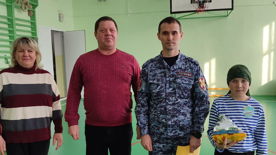 Кировские росгвардейцы стали почетными гостями смотра-конкурса строя и песни подшефных школьников