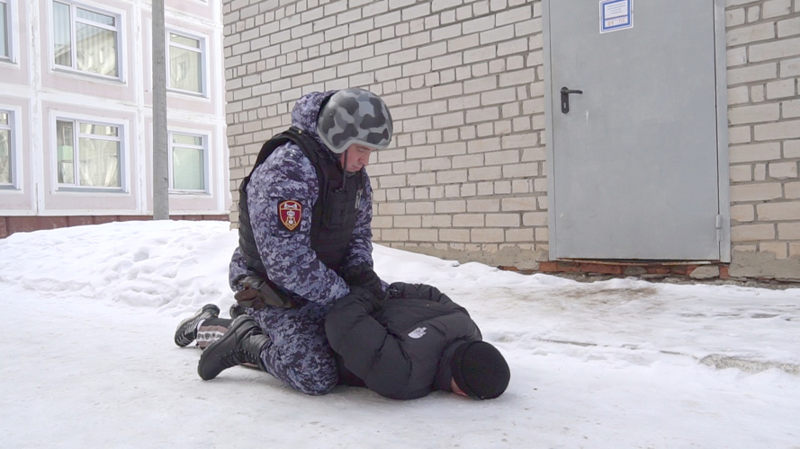 Росгвардейцы приняли участие в антитеррористических учениях в кировской школе № 10 