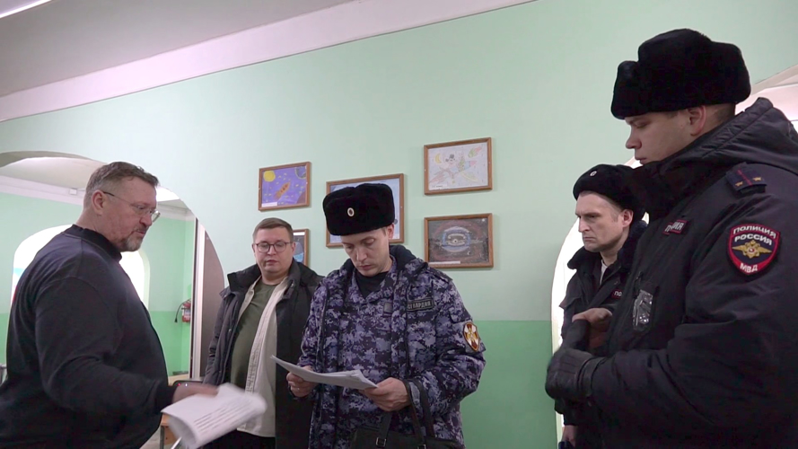 Росгвардейцы приняли участие в антитеррористических учениях в кировской школе № 10 