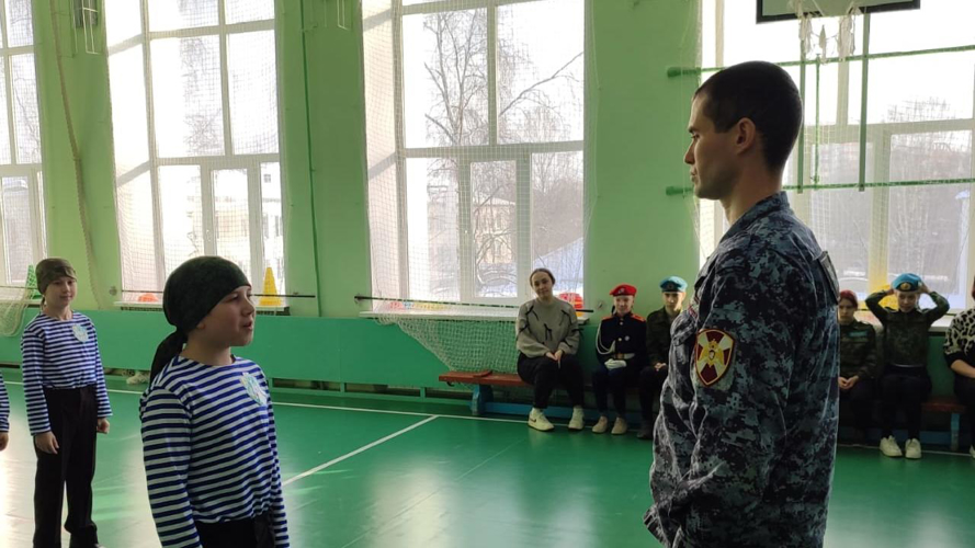 Кировские росгвардейцы стали почетными гостями смотра-конкурса строя и песни подшефных школьников