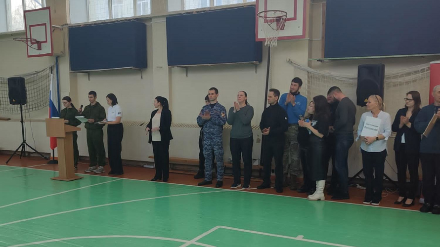 В Кирове росгвардеец в рамках игры «Зарница 2.0» рассказал подшефным о специальности штурмовика