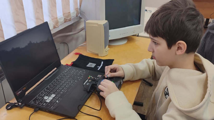 В Кирове росгвардеец в рамках игры «Зарница 2.0» рассказал подшефным о специальности штурмовика