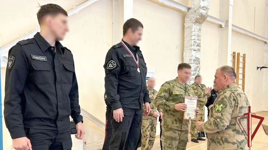Кировские росгвардейцы заняли 1 место на окружном чемпионате по зимнему офицерскому троеборью