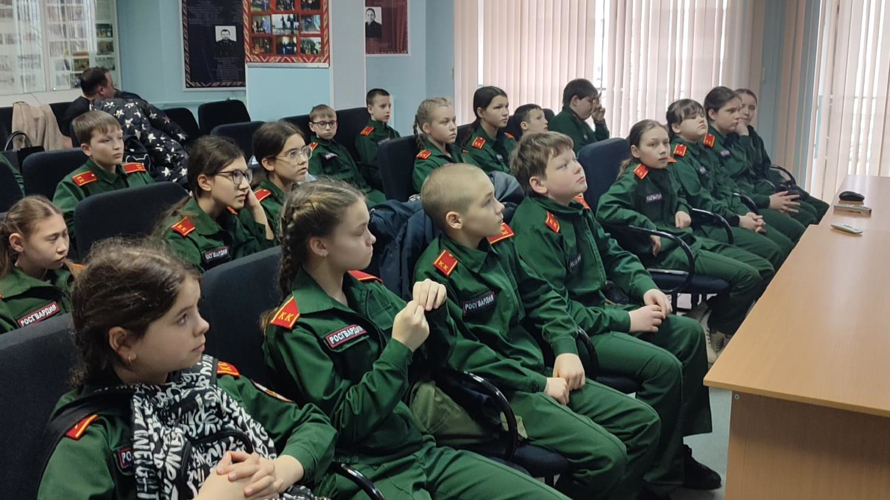 В Кирове росгвардейцы провели день открытых дверей для подшефных кадет, посвященный 80-летию Победы в Великой Отечественной войне