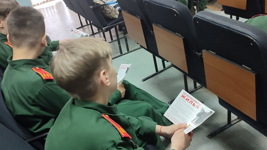 В Кирове росгвардейцы провели день открытых дверей для подшефных кадет, посвященный 80-летию Победы в Великой Отечественной войне