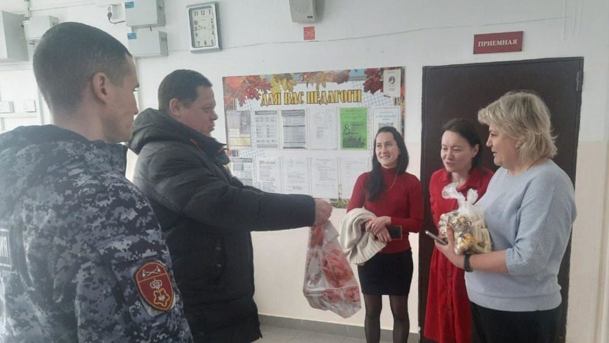   В Кирове росгвардейцы поздравили учителей подшефных учреждений с Международным женским днем