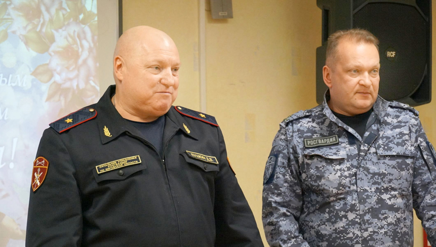 Начальник Управления Росгвардии по Кировской области Дмитрий Пушкин поздравил сотрудниц с 8 марта