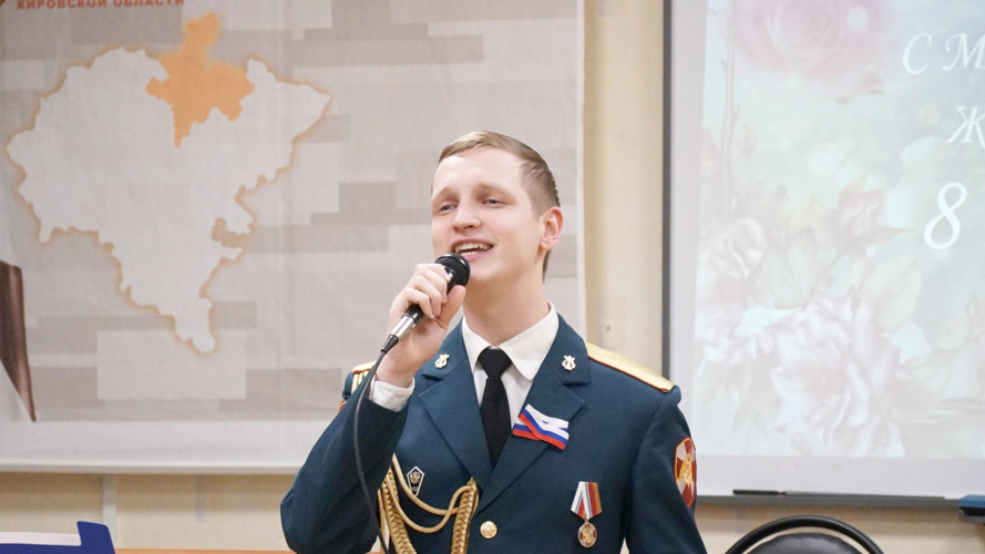 Начальник Управления Росгвардии по Кировской области Дмитрий Пушкин поздравил сотрудниц с 8 марта