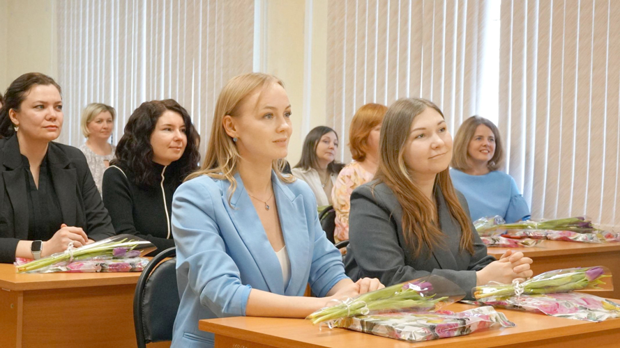 Начальник Управления Росгвардии по Кировской области Дмитрий Пушкин поздравил сотрудниц с 8 марта