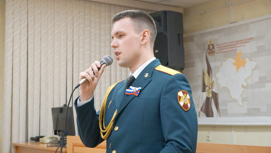 Начальник Управления Росгвардии по Кировской области Дмитрий Пушкин поздравил сотрудниц с 8 марта
