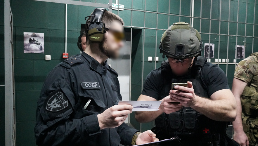В Кирове сотрудники СОБР отметили день образования отряда соревнованиями по тактической стрельбе
