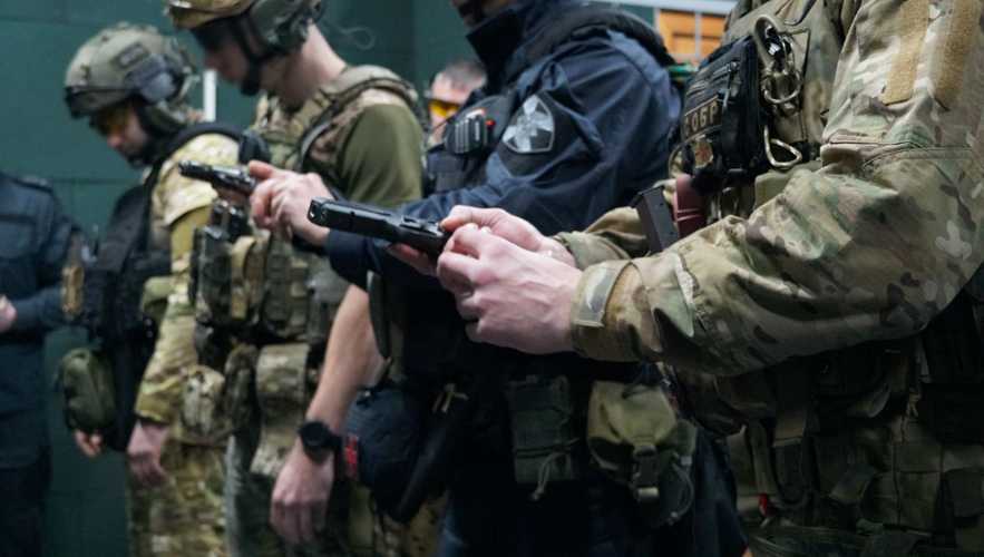 В Кирове сотрудники СОБР отметили день образования отряда соревнованиями по тактической стрельбе