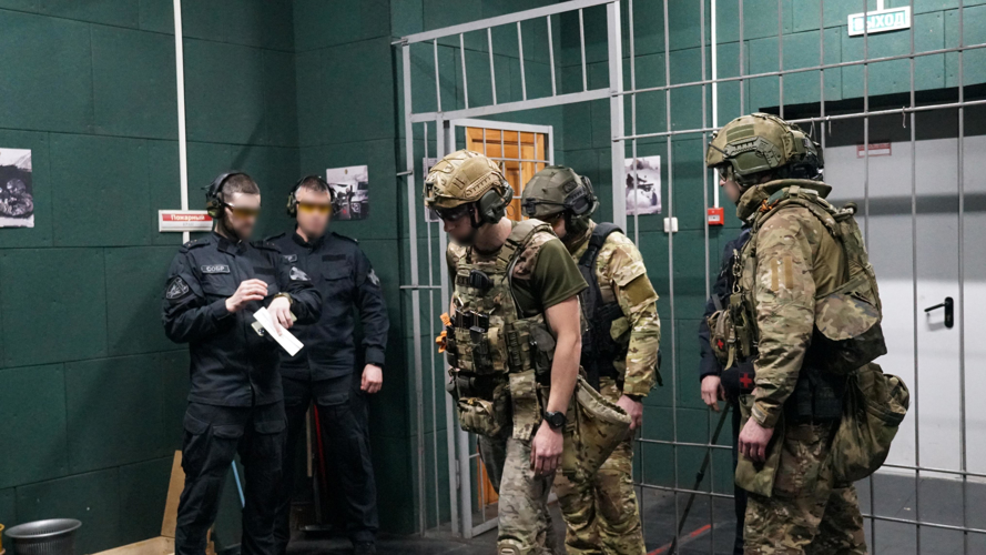 В Кирове сотрудники СОБР отметили день образования отряда соревнованиями по тактической стрельбе
