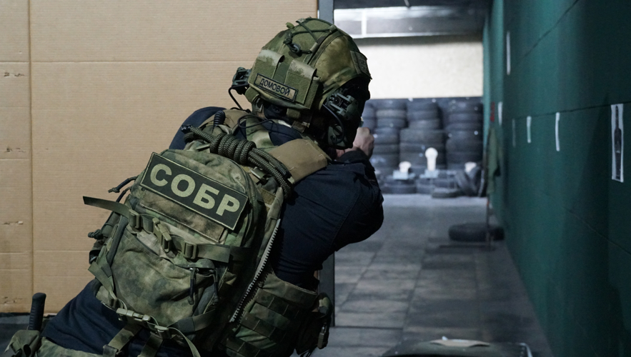 В Кирове сотрудники СОБР отметили день образования отряда соревнованиями по тактической стрельбе
