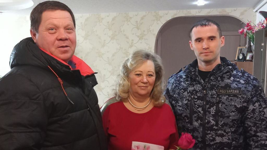 Кировские росгвардейцы поздравили родственниц сотрудников, погибших при исполнении служебных обязанностей, с 8 марта