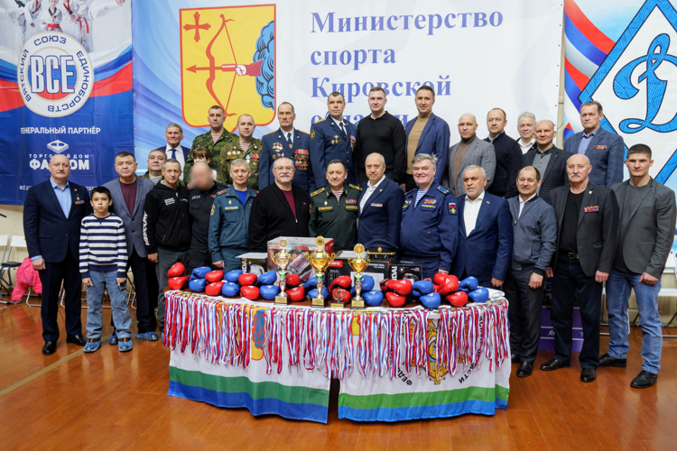 Командир Кировского соединения ВНГ РФ обратился с напутствием к участникам турнира по рукопашному бою "Кубок краповых беретов"