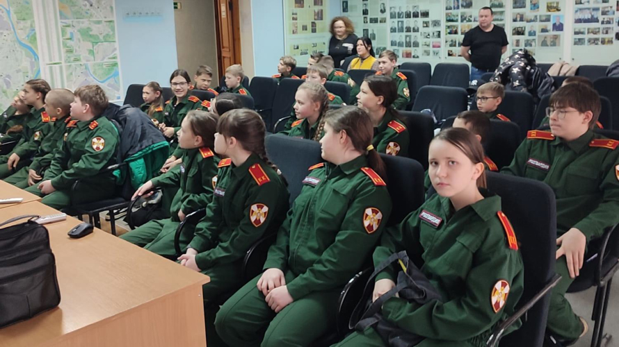 В Кирове росгвардейцы провели день открытых дверей для подшефных кадет, посвященный 80-летию Победы в Великой Отечественной войне