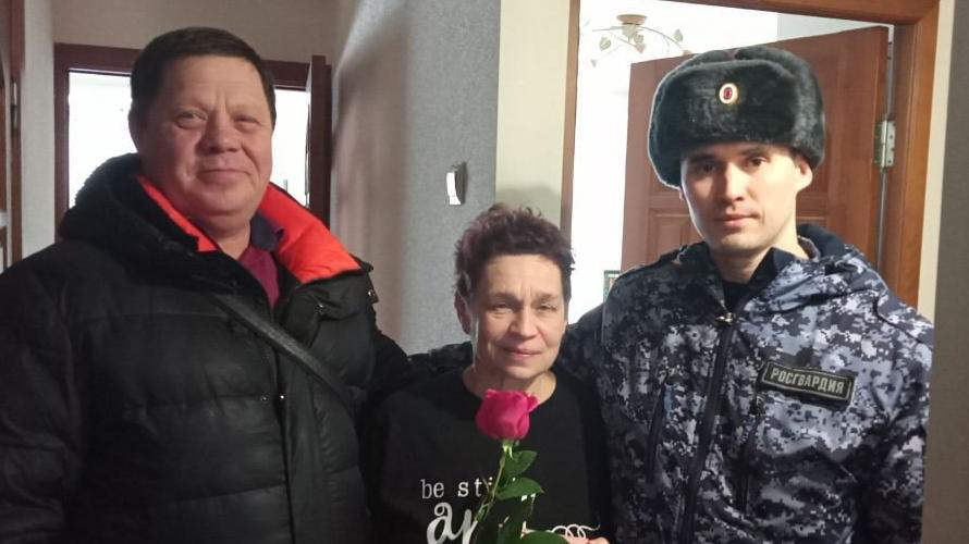 Кировские росгвардейцы поздравили родственниц сотрудников, погибших при исполнении служебных обязанностей, с 8 марта