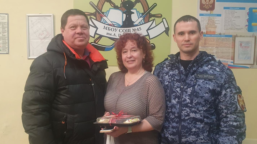   В Кирове росгвардейцы поздравили учителей подшефных учреждений с Международным женским днем