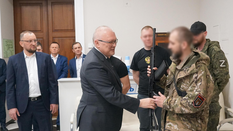 Кировским бойцам в зоне СВО переданы ружья для уничтожения дронов 
