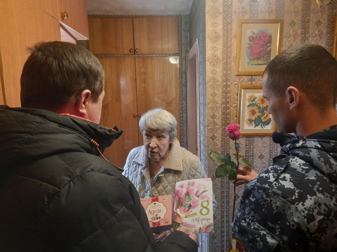 Кировские росгвардейцы поздравили родственниц сотрудников, погибших при исполнении служебных обязанностей, с 8 марта