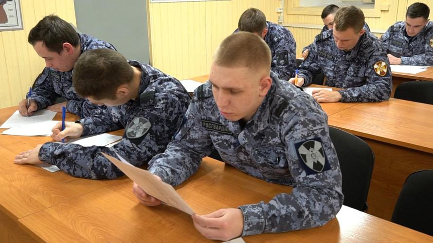 В Кирове выбрали лучших по профессии сотрудников вневедомственной охраны Росгвардии