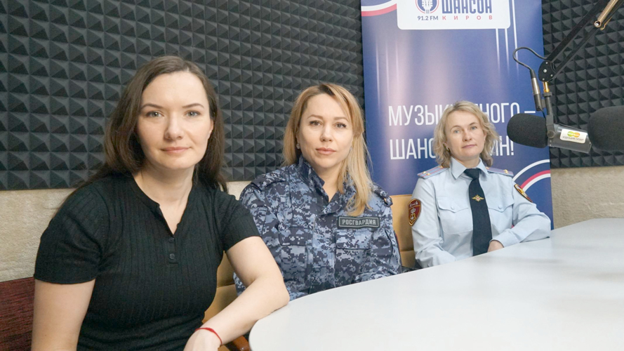 Сотрудницы Управления Росгвардии по Кировской области побывали в радиостудии проекта "Своё время" 