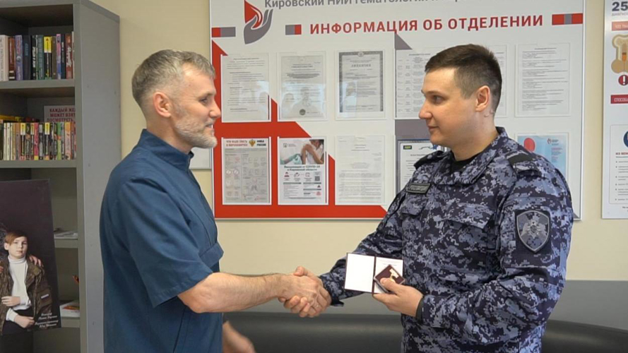 В Кирове военнослужащего Управления Росгвардии по Кировской области наградили нагрудным знаком «Почетный донор России»