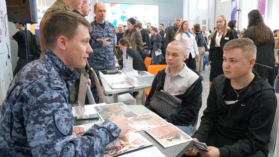 Кировские росгвардейцы приняли участие в региональном этапе Всероссийской ярмарки вакансий