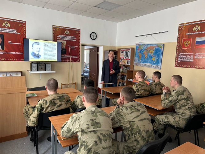 В Кирове ветеран Росгвардии провел беседу в рамках военно-патриотического проекта "Уроки истории. Путь к Победе"