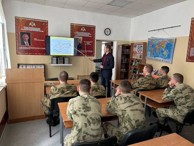 В Кирове ветеран Росгвардии провел беседу в рамках военно-патриотического проекта "Уроки истории. Путь к Победе"