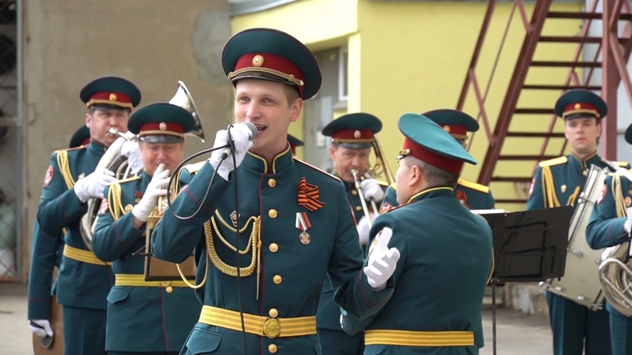 В Кирове росгвардейцы провели «Парад у дома ветерана» (ВИДЕО)