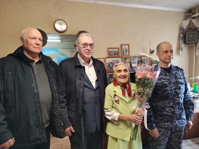 В Кирове росгвардейцы поздравили ветеранов с наступающим Днем Победы