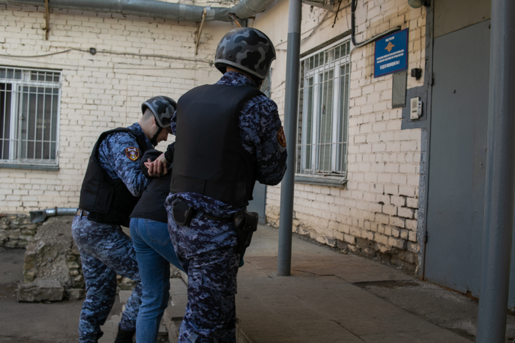 В Кирове росгвардейцы задержали подозреваемого в кражах
