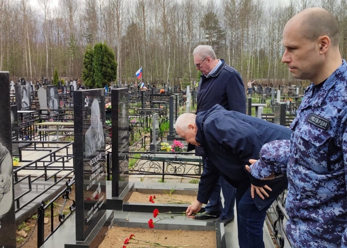 В Кирове накануне Дня Победы росгвардейцы привели в порядок места захоронения ветеранов 