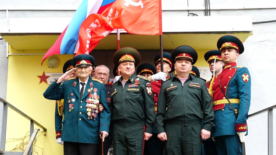 В Кирове росгвардейцы провели «Парад у дома ветерана» (ВИДЕО)