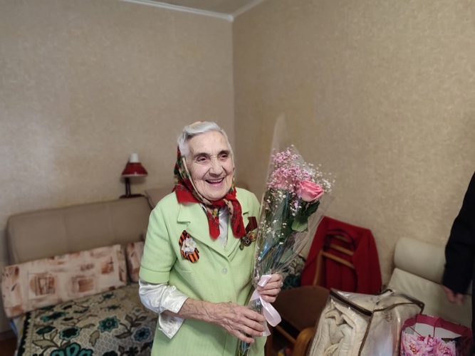 В Кирове росгвардейцы поздравили ветеранов с наступающим Днем Победы