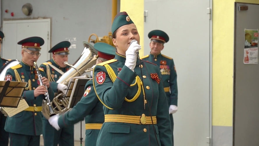 В Кирове росгвардейцы провели «Парад у дома ветерана» (ВИДЕО)