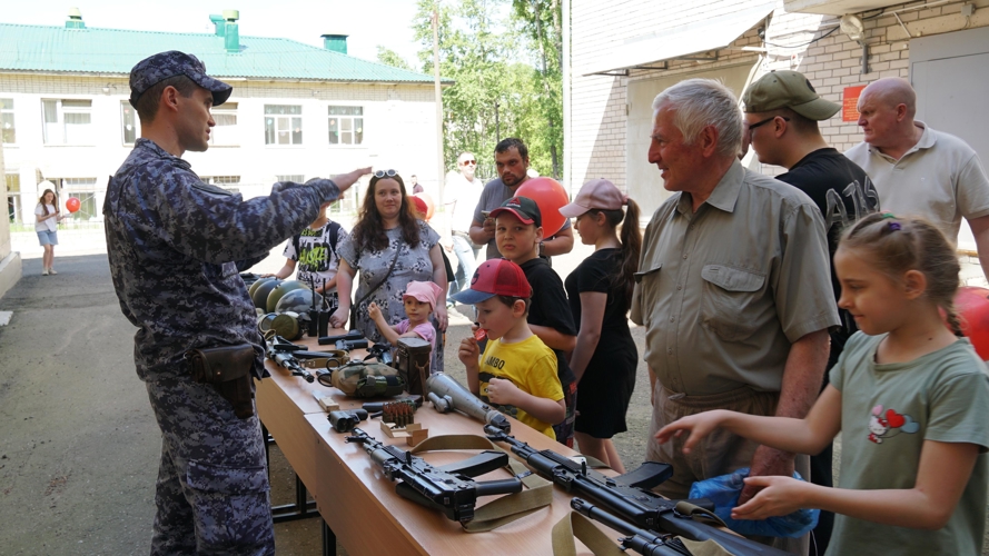 В Кирове росгвардейцы провели праздник для ребят ко Дню защиты детей