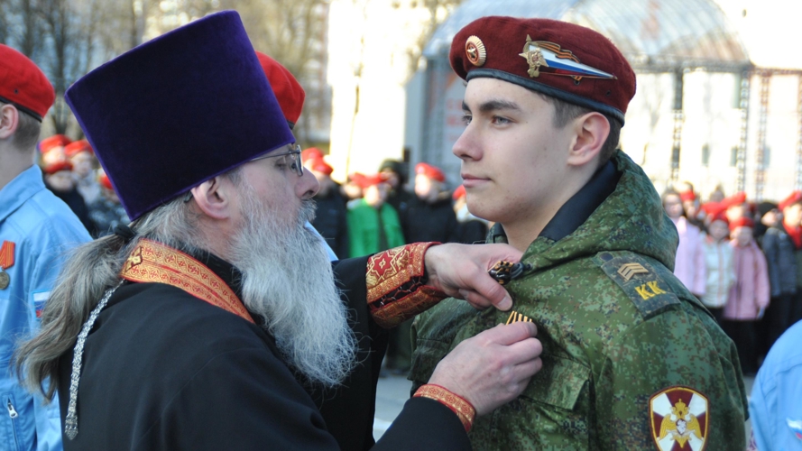 Подшефные росгвардейцев приняли участие в церемонии прощания со знаменем