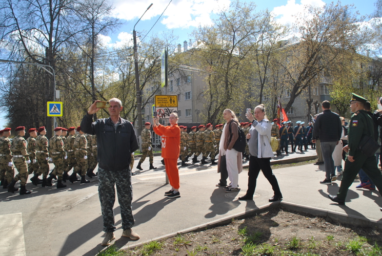 Росгвардейцы поздравили кировчан с Днем Победы музыкальной акцией