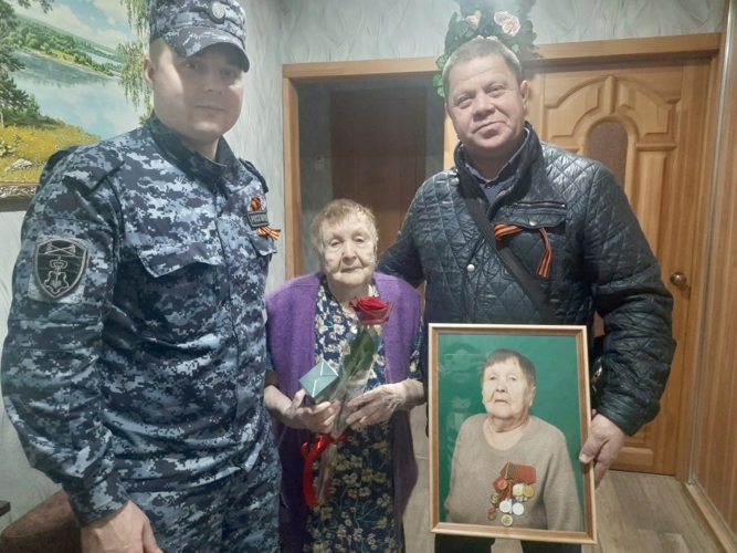 В Кирове росгвардейцы поздравили ветеранов с наступающим Днем Победы