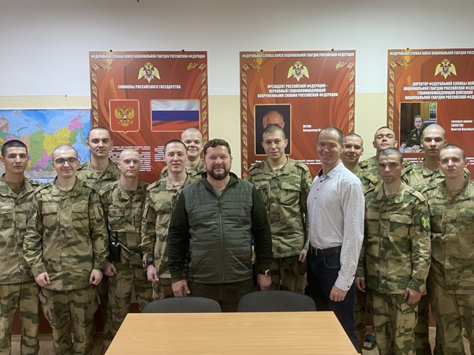 В Кирове ветеран Росгвардии поздравил военнослужащих срочной службы с наступающим Днем Победы