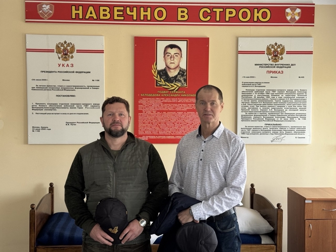 В Кирове ветеран Росгвардии поздравил военнослужащих срочной службы с наступающим Днем Победы