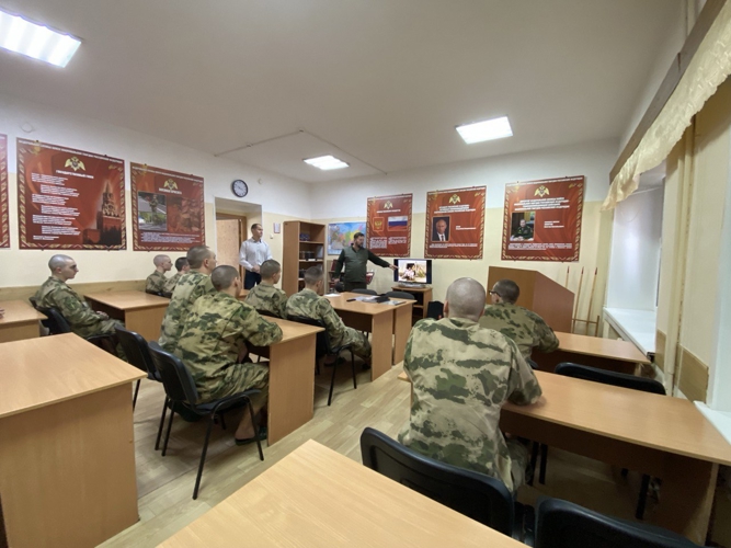 В Кирове ветеран Росгвардии поздравил военнослужащих срочной службы с наступающим Днем Победы