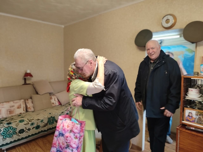 В Кирове росгвардейцы поздравили ветеранов с наступающим Днем Победы